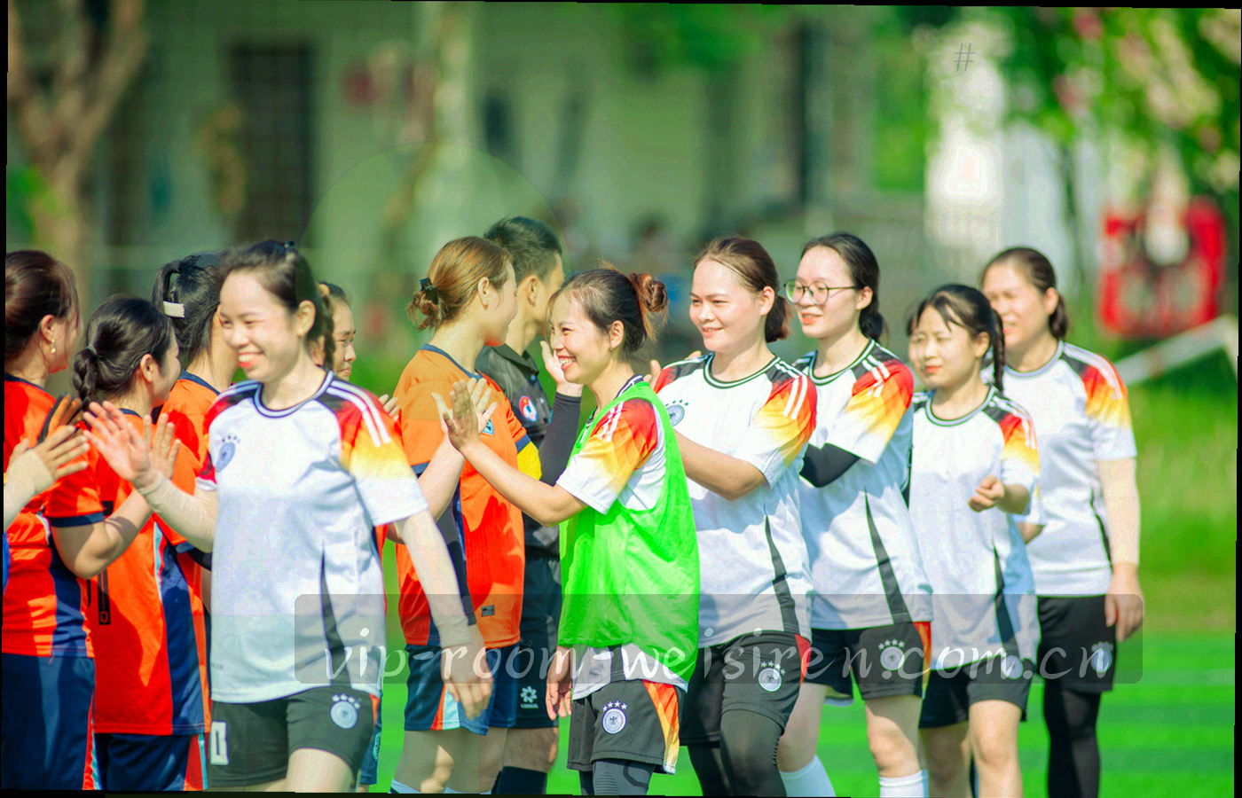 手机、平板与桌面设备的轮廓剪影并排，冷蓝背景中带橙色刻度线